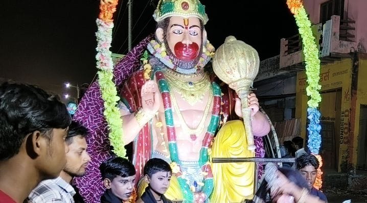 महर्षि वाल्मीकि जयंती के अवसर पर रामायण पाठ के आयोजन में भाग लेते भक्त। संवाद