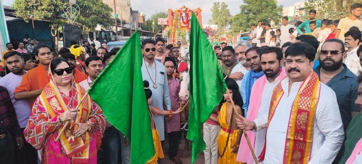 महर्षि वाल्मीकि जयंती के अवसर पर रामायण पाठ के आयोजन में भाग लेते भक्त। संवाद