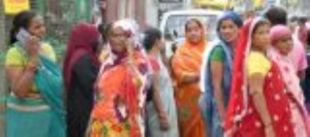 मृतक अतुल व श्वेता। रोती बिलखते परिजन। जब्त किया गया ट्रैक्टर। 