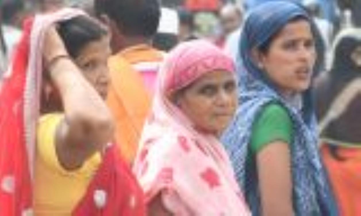 मृतक अतुल व श्वेता। रोती बिलखते परिजन। जब्त किया गया ट्रैक्टर। 