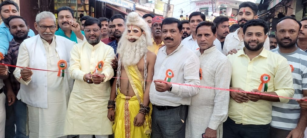 नजीबाबाद में महर्षि वाल्मीकि के चित्र पर पुष्प अर्पित करते शिक्षक।स्रोत-संस्थान