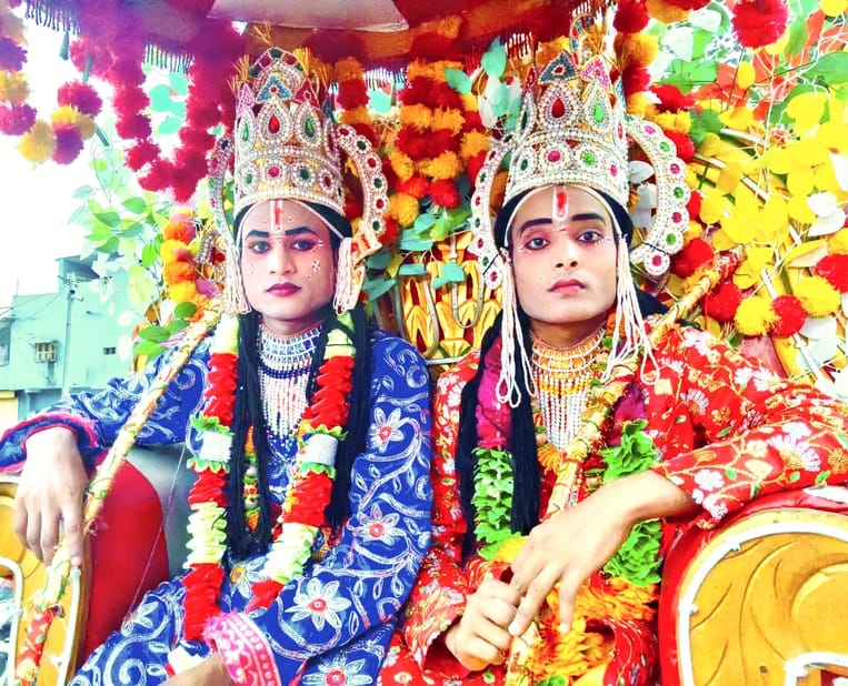 पिंडौल में निकाली गई राम बारात में बैंड पर डांस करते लोग। संवाद