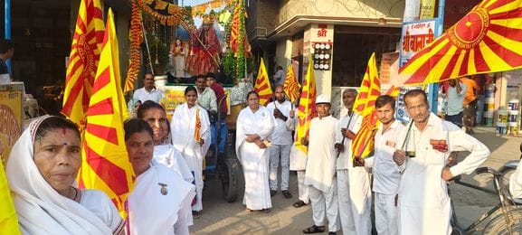 पिंडौल में निकाली गई राम बारात में बैंड पर डांस करते लोग। संवाद