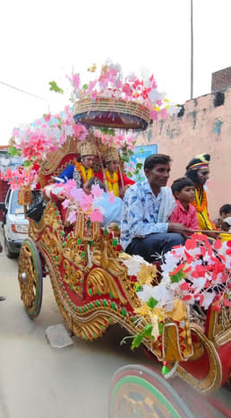 पिंडौल में निकाली गई राम बारात में बैंड पर डांस करते लोग। संवाद