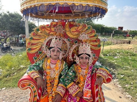पिंडौल में निकाली गई राम बारात में बैंड पर डांस करते लोग। संवाद