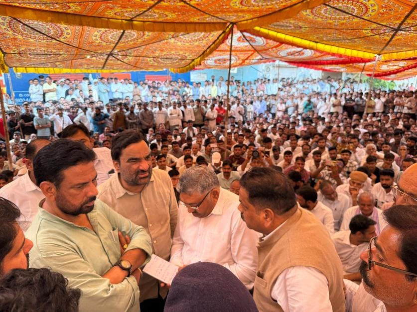 प्रशासन के साथ वार्ता करते