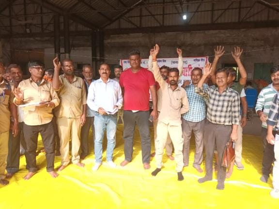 प्रदर्शन करते रोडवेज कर्मचारी।