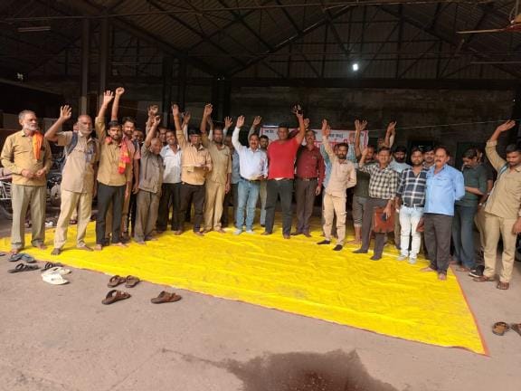 प्रदर्शन करते रोडवेज कर्मचारी।