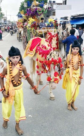 पुवायां में निकाली गई शोभायात्रा में शिव तांडव करते कलाकार। संवाद पुवायां में निकाली गई शोभायात्रा में शिव तांडव करते कलाकार। संवाद