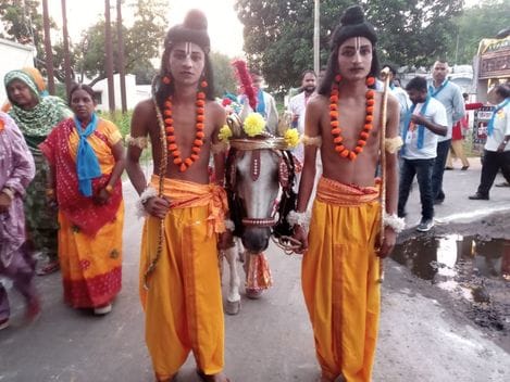 पुवायां में निकाली गई शोभायात्रा में शिव तांडव करते कलाकार। संवाद पुवायां में निकाली गई शोभायात्रा में शिव तांडव करते कलाकार। संवाद