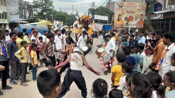 पुवायां में निकाली गई शोभायात्रा में शिव तांडव करते कलाकार। संवाद पुवायां में निकाली गई शोभायात्रा में शिव तांडव करते कलाकार। संवाद