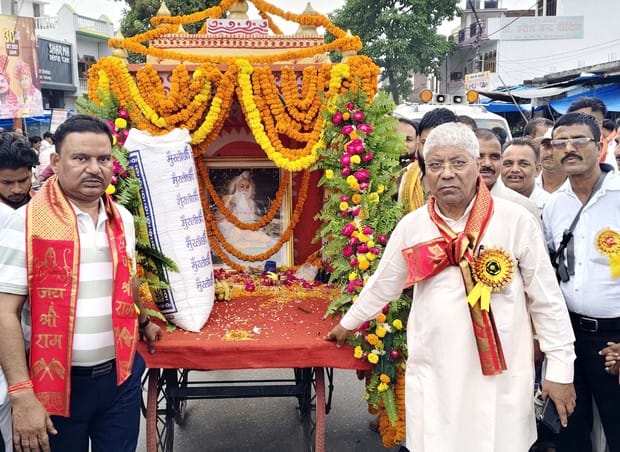 पुवायां में निकाली गई शोभायात्रा में शिव तांडव करते कलाकार। संवाद पुवायां में निकाली गई शोभायात्रा में शिव तांडव करते कलाकार। संवाद