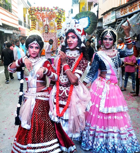 पुवायां में निकाली गई शोभायात्रा में शिव तांडव करते कलाकार। संवाद पुवायां में निकाली गई शोभायात्रा में शिव तांडव करते कलाकार। संवाद