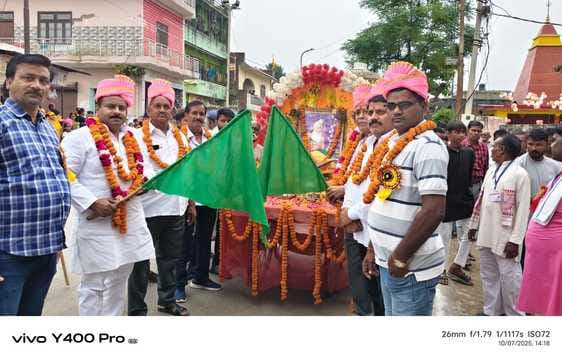 पुवायां में निकाली गई शोभायात्रा में शिव तांडव करते कलाकार। संवाद पुवायां में निकाली गई शोभायात्रा में शिव तांडव करते कलाकार। संवाद