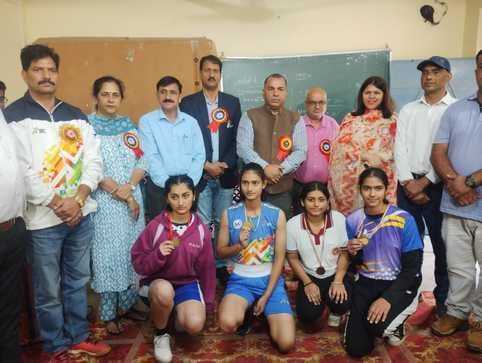 राजकीय वरिष्ठ माध्यमिक विद्यालय डिडवीं में आयोजित डंडोर खेलों के समापन अवसर पर एसपी भगत सिंह ठा