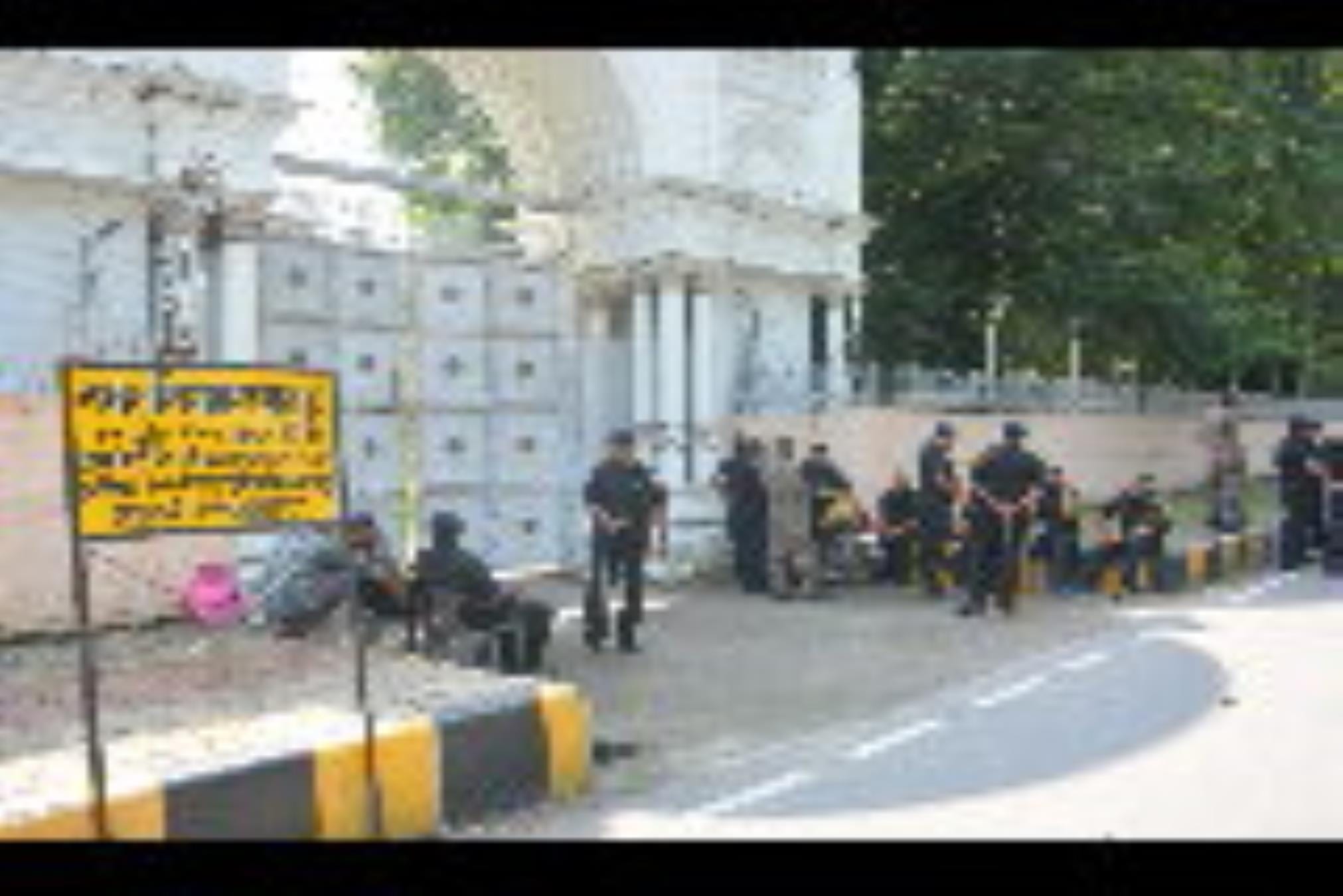 सहारा शहर और बाहर खड़े लोग। सहारा शहर और बाहर खड़े लोग।