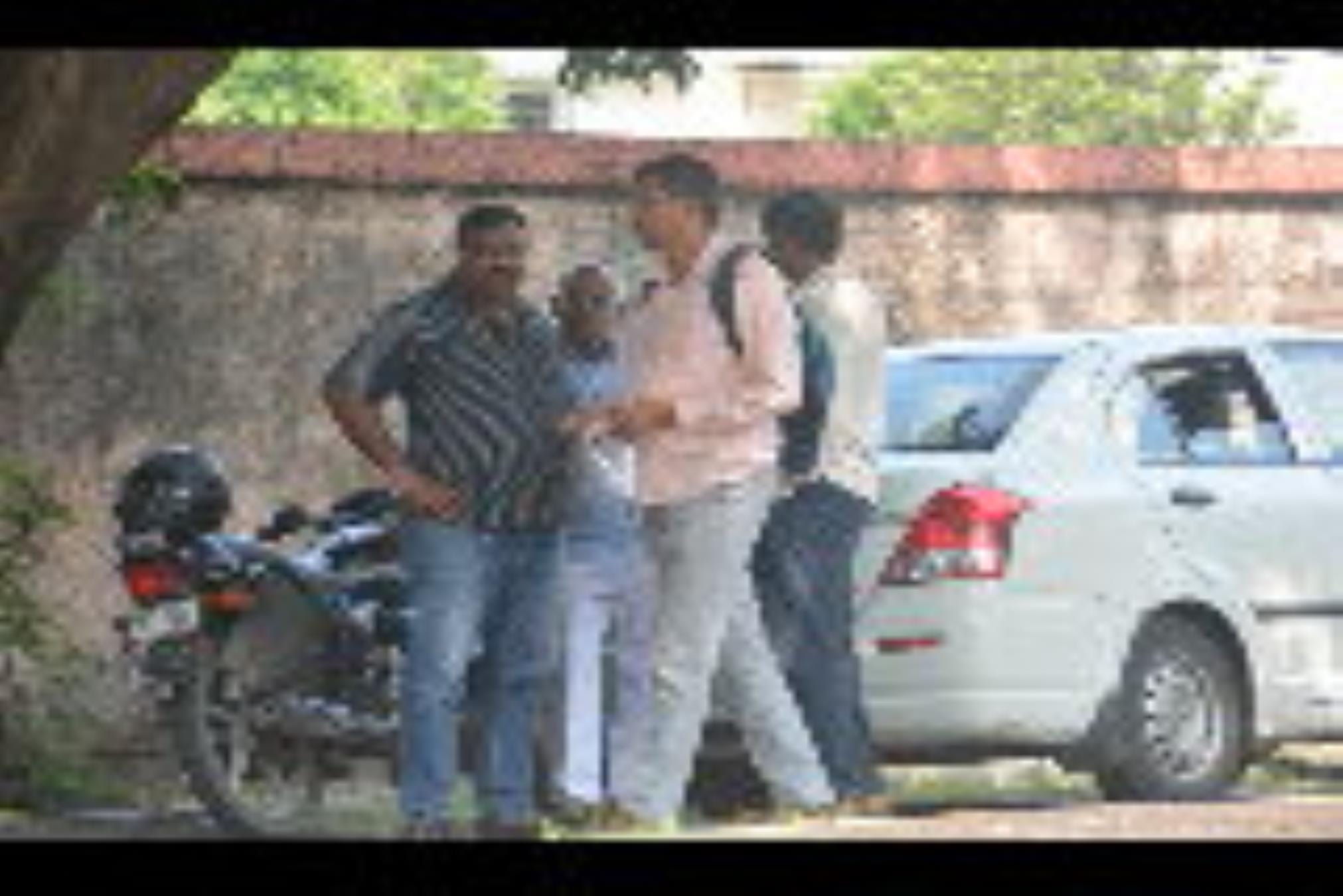 सहारा शहर और बाहर खड़े लोग। सहारा शहर और बाहर खड़े लोग।