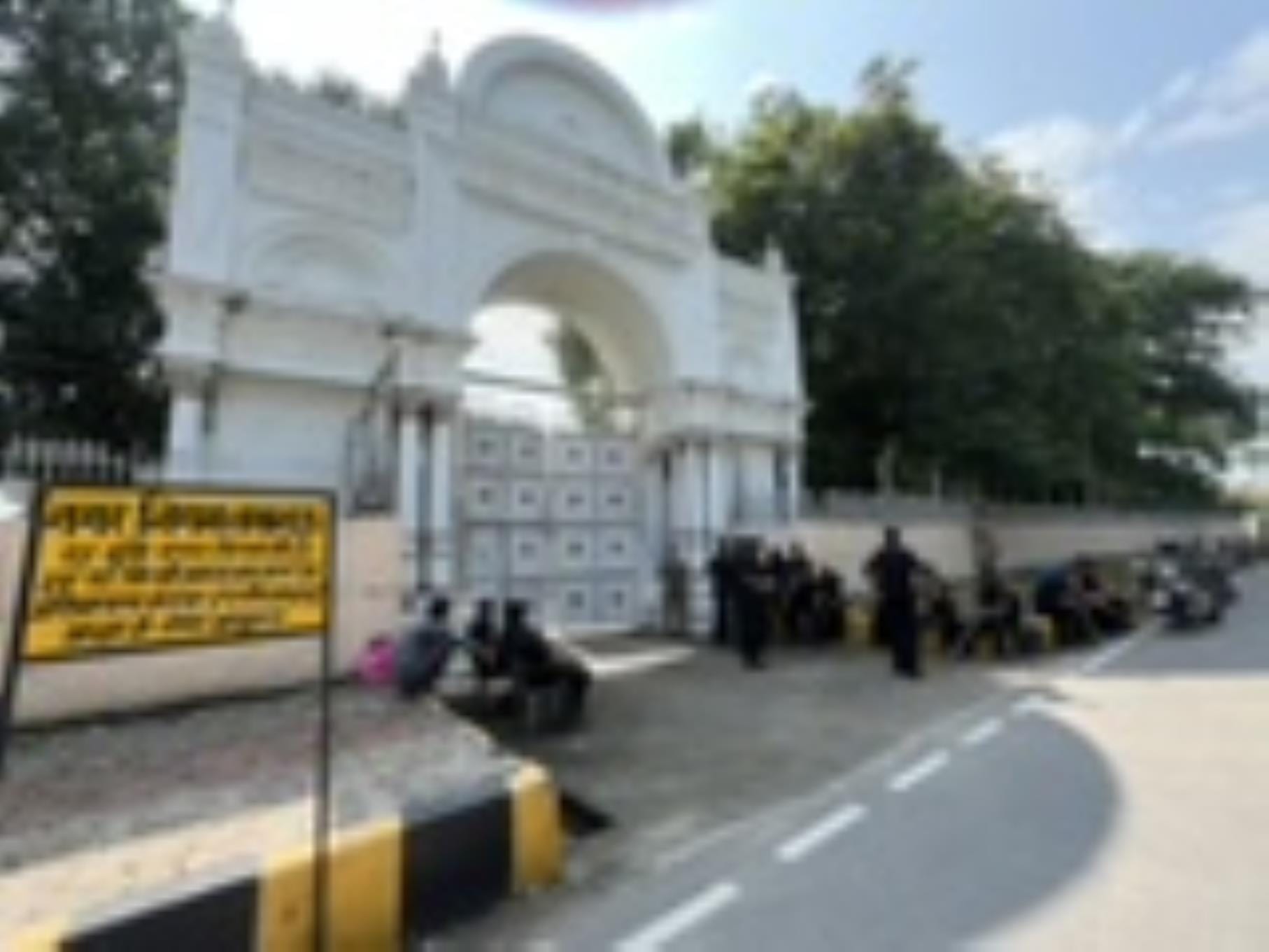 सहारा शहर और बाहर खड़े लोग। सहारा शहर और बाहर खड़े लोग।