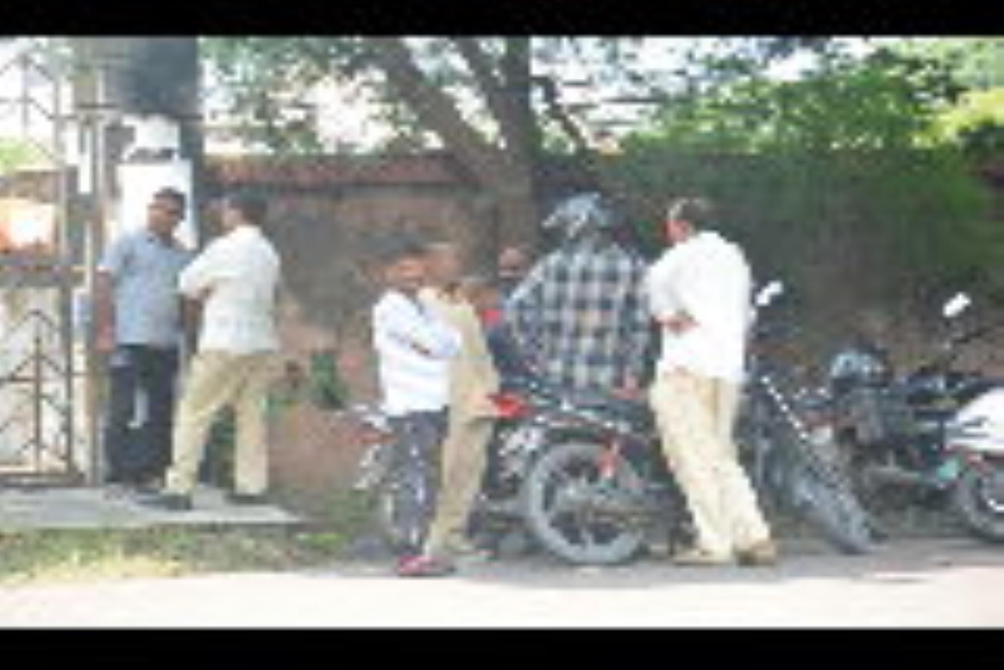 सहारा शहर और बाहर खड़े लोग। सहारा शहर और बाहर खड़े लोग।