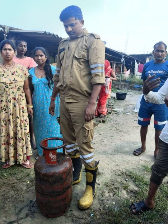 सिलिंडर की आग बुझाते हुए।