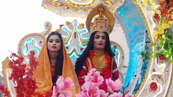 शोभायात्रा के दौरान निकाली गई झांकी में लवकुश की वेशभूषा में बच्चे। संवाद