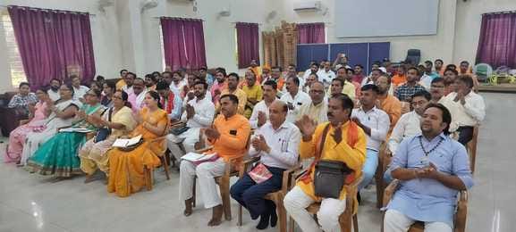शाहजहांपुर के एक स्कूल में विहिप की बैठक में बोलते केंद्रीय सह मंत्री महेंद्र भाई वेदक। स्रोत: शाहजहांपुर के एक स्कूल में विहिप की बैठक में बोलते केंद्रीय सह मंत्री महेंद्र भाई वेदक। स्रोत: