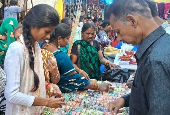 दुकान पर खरीदारी करतीं महिलाएं। संवाद दुकान पर खरीदारी करतीं महिलाएं। संवाद