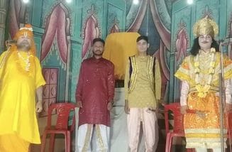 दिसौली गंज की राम लीला में उदास बैठे दशरथ को समताते वशिष्ठ मुनि। संवाद