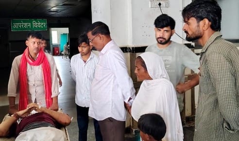 उझानी हादसे में घायल कलाकार। संवाद