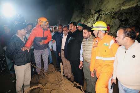 उपमुख्यमंत्री मुकेश अग्निहोत्री भल्लू गांव में अपने परिजनों को खो चुके शोकाकुल परिजनों से मुलाक उपमुख्यमंत्री मुकेश अग्निहोत्री भल्लू गांव में अपने परिजनों को खो चुके शोकाकुल परिजनों से मुलाक