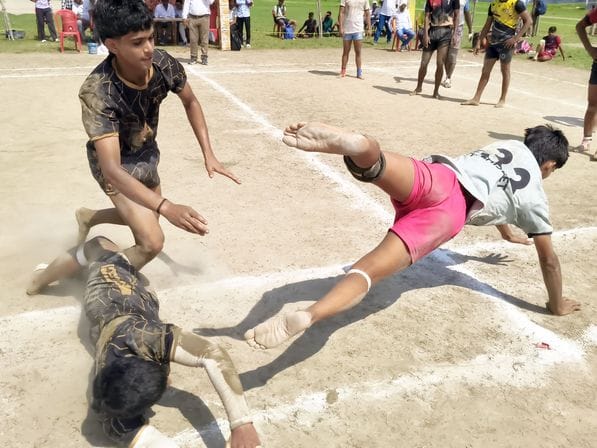 21-मकबरा स्थित स्टेडियम में आयोजित कबड्डी प्रतियोगिता के दौरान सैफई के खिलाड़ियों को छूकर अपन 21-मकबरा स्थित स्टेडियम में आयोजित कबड्डी प्रतियोगिता के दौरान सैफई के खिलाड़ियों को छूकर अपन