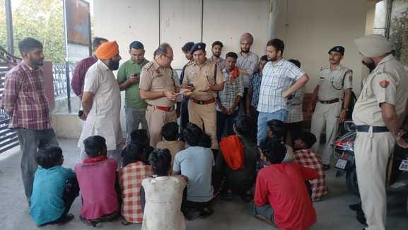 अंबाला छावनी रेलवे स्टेशन की आरपीएफ पोस्ट पर संदिग्ध ुयुवक से पूछताछ करते जिला युवा विकास संगठन अंबाला छावनी रेलवे स्टेशन की आरपीएफ पोस्ट पर संदिग्ध ुयुवक से पूछताछ करते जिला युवा विकास संगठन