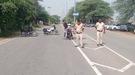 ऐलनाबाद। शहर की सिरसा रोड पर नरमा से भरी एक ट्रैक्टर-ट्रॉली पलटी हुई। संवाद ऐलनाबाद। शहर की सिरसा रोड पर नरमा से भरी एक ट्रैक्टर-ट्रॉली पलटी हुई। संवाद