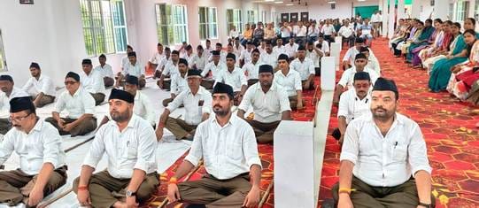 अटल प्रेक्षागृह परिसर में आरएसएस के कार्यक्रम में शामिल स्वयंसेवक- विज्ञप्ति अटल प्रेक्षागृह परिसर में आरएसएस के कार्यक्रम में शामिल स्वयंसेवक- विज्ञप्ति