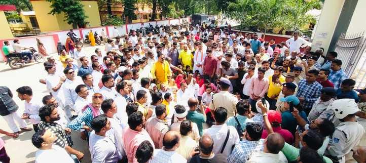 भाजपा जिला अध्यक्ष को लेकर प्रदर्शन