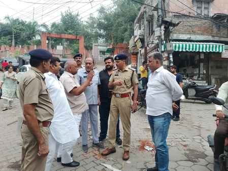 बाजार प्रधानों के साथ बैठक करते पुलिस अधीक्षक भूपेंद्र सिंह। संवाद बाजार प्रधानों के साथ बैठक करते पुलिस अधीक्षक भूपेंद्र सिंह। संवाद