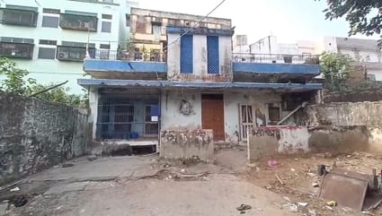 बंद पड़े मकान के टैंक में मिला महिला का अर्धनग्न शव
