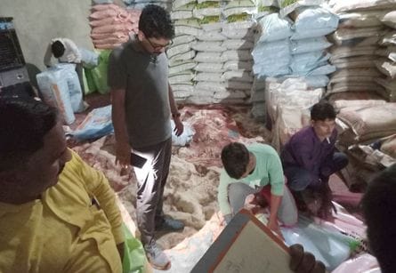 एग्री क्लीनिक एंड एग्रीजंक्शन केंद्र दूंदपुर जांच करते कर्मचारी। संवाद एग्री क्लीनिक एंड एग्रीजंक्शन केंद्र दूंदपुर जांच करते कर्मचारी। संवाद