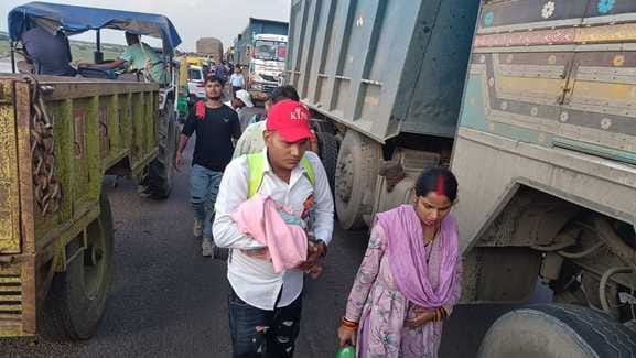 फोटो 08 एचएएमपी 32= कानपुर-सागर हाईवे पर जाम में फंसे वाहन। संवाद