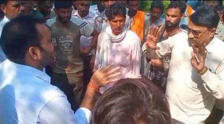 फोटो 08 एमएएचपी 11 परिचय-झांसी-मिर्जापुर हाईवे पर डाकबंगला पनवाड़ी के पास जाम लगाए किसान। संवाद