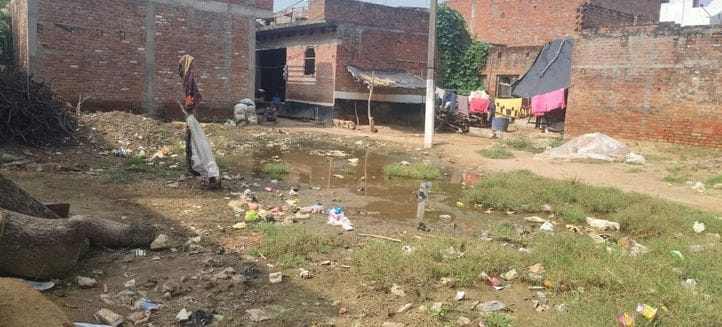 फोटो-09एयूआरपी 02- बुखार से कराहती अलका देवी व बगल में बैठी बेटी रिचा। संवाद