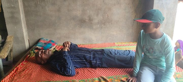 फोटो-09एयूआरपी 02- बुखार से कराहती अलका देवी व बगल में बैठी बेटी रिचा। संवाद