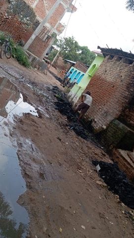 फोटो-09एयूआरपी 02- बुखार से कराहती अलका देवी व बगल में बैठी बेटी रिचा। संवाद