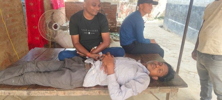 फोटो-09एयूआरपी 02- बुखार से कराहती अलका देवी व बगल में बैठी बेटी रिचा। संवाद