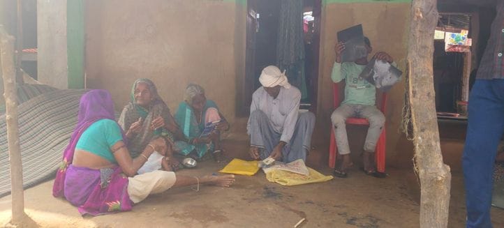 फोटो-09एयूआरपी 02- बुखार से कराहती अलका देवी व बगल में बैठी बेटी रिचा। संवाद