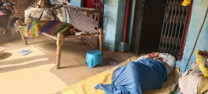 फोटो-09एयूआरपी 02- बुखार से कराहती अलका देवी व बगल में बैठी बेटी रिचा। संवाद