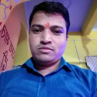 फोटो-09एयूआरपी 22- रेलवे ट्रैक पर काम करते कर्मी व निकलते साइकिल सवार। संवाद फोटो-09एयूआरपी 22- रेलवे ट्रैक पर काम करते कर्मी व निकलते साइकिल सवार। संवाद