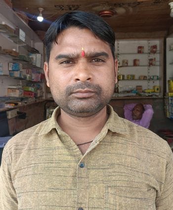 फोटो-09एयूआरपी 22- रेलवे ट्रैक पर काम करते कर्मी व निकलते साइकिल सवार। संवाद फोटो-09एयूआरपी 22- रेलवे ट्रैक पर काम करते कर्मी व निकलते साइकिल सवार। संवाद