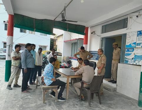 फोटो-09एयूआरपी 26- खेत में सचिव को पीटते किसान। स्रोत:वायरल वीडियो फोटो-09एयूआरपी 26- खेत में सचिव को पीटते किसान। स्रोत:वायरल वीडियो