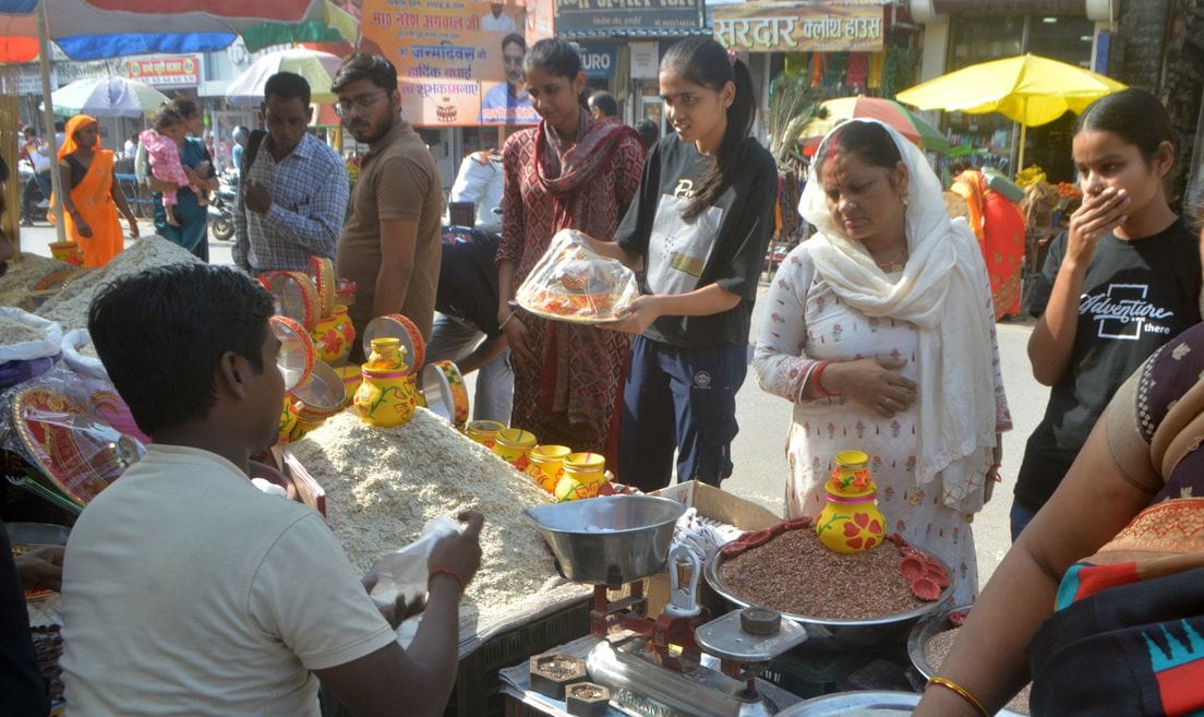 फोटो-10- सिनेमा रोड पर मेहंदी लगवाती महिलाएं। संवाद